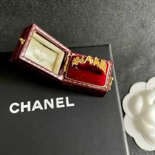 CHANEL Elara Gold Letter Accent Ring