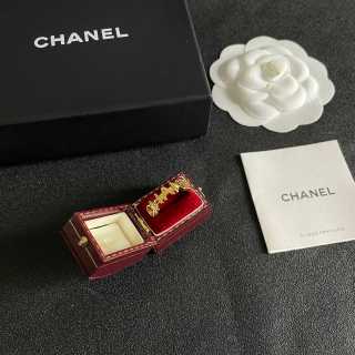 CHANEL Elara Gold Letter Accent Ring