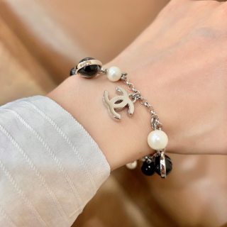 CHANEL Isadora Pearl Charm Bracelet