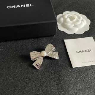 CHANEL Genevieve Pearl Bow Statement Brooch