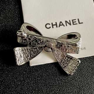 CHANEL Genevieve Pearl Bow Statement Brooch