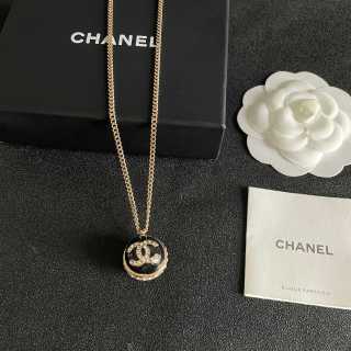 CHANEL Heritage CC Medallion Pendant Necklace