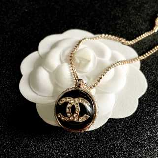 CHANEL Heritage CC Medallion Pendant Necklace