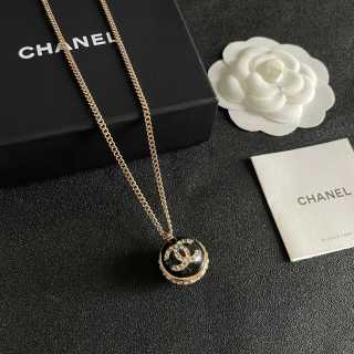 CHANEL Heritage CC Medallion Pendant Necklace