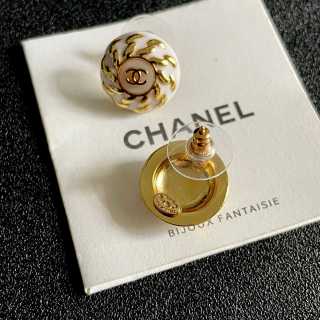 CHANEL Pearl Crest CC Round Stud Earrings