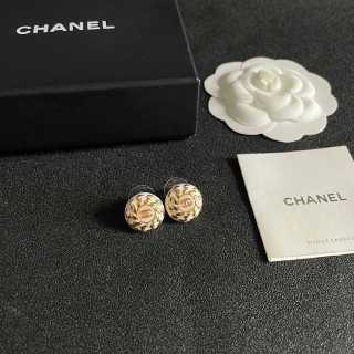 CHANEL Pearl Crest CC Round Stud Earrings