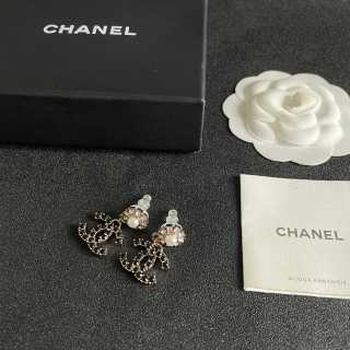 CHANEL Pearl Petal Noir Earrings