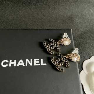 CHANEL Pearl Petal Noir Earrings