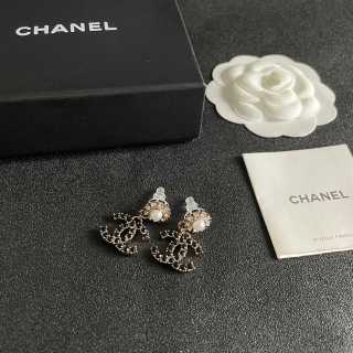 CHANEL Pearl Petal Noir Earrings