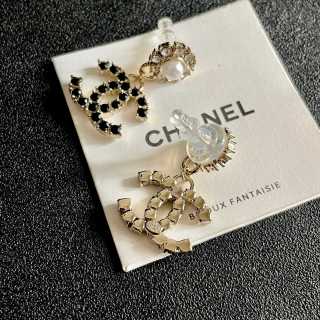 CHANEL Pearl Petal Noir Earrings