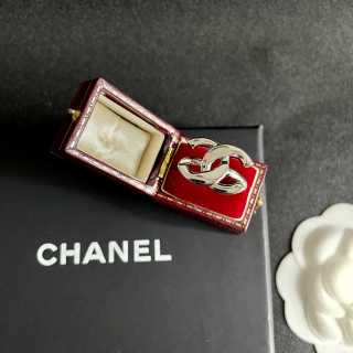 CHANEL Sculpted Ribbon CC Ring