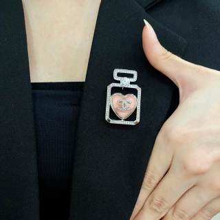 CHANEL Geometric CC Heart Accent Brooch