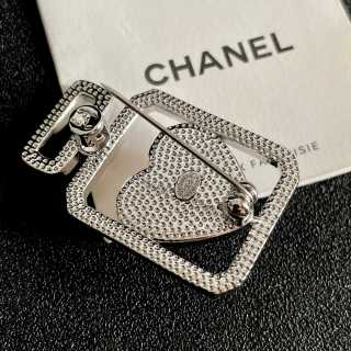 CHANEL Geometric CC Heart Accent Brooch