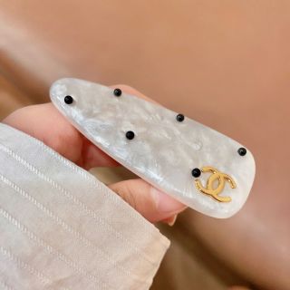 Chanel Pearl Acrylic CC Hair Clip – Elegant Luxury Fashion Accessory