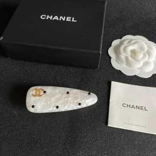 Chanel Pearl Acrylic CC Hair Clip – Elegant Luxury Fashion Accessory