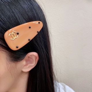 Chanel Orange Acrylic CC Hair Clip – Elegant Luxury Fashion Accessory