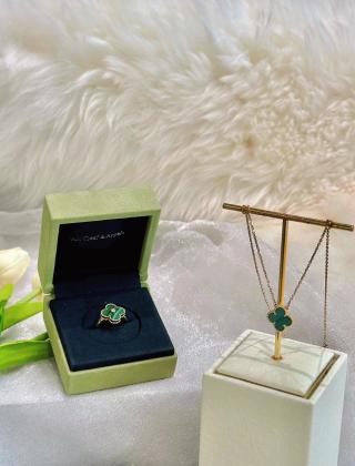 Van Cleef & Arpels single-motif Alhambra ring in malachite with diamonds