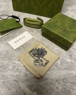 Gucci Interlocking G Round Charm Chain Necklace