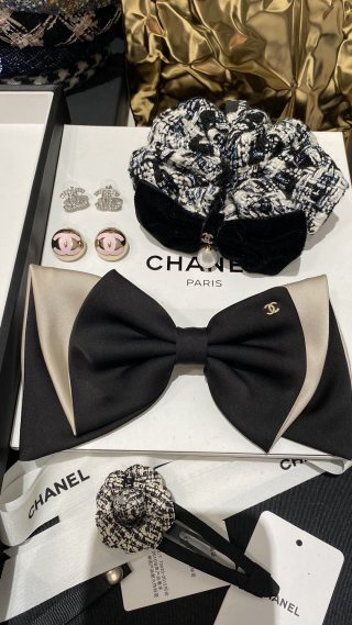 Chanel Black Satin Bow Hair Clip – Elegant Luxury Fashion Accessory