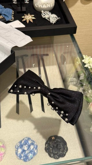 Chanel Pearl Velvet Bow Hair Clip – Elegant Luxury Fashion Accessory