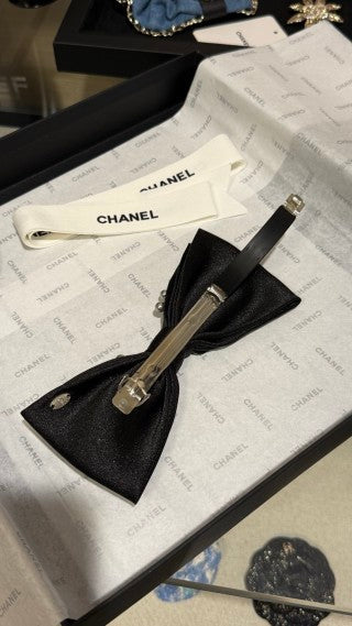 Chanel Pearl Velvet Bow Hair Clip – Elegant Luxury Fashion Accessory