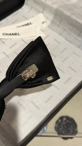 Chanel Pearl Velvet Bow Hair Clip – Elegant Luxury Fashion Accessory