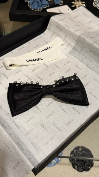 Chanel Pearl Velvet Bow Hair Clip – Elegant Luxury Fashion Accessory