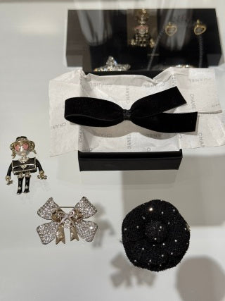 Chanel Black Velvet Bow Hair Clip – Elegant Luxury Fashion Accessory