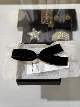Chanel Black Velvet Bow Hair Clip – Elegant Luxury Fashion Accessory