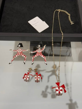 Chanel Red Bow Gift Box Pendant Necklace – Elegant Luxury Jewelry