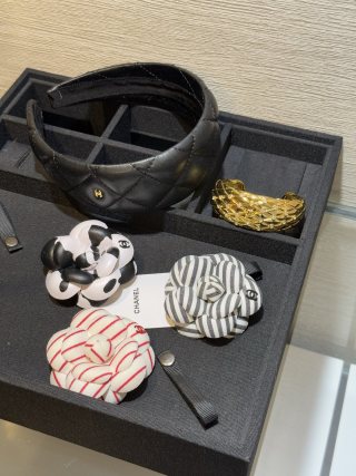 Chanel Camellia Flower Brooch – Elegant Luxury Fashion Accessory