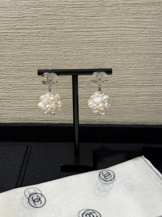 Chanel Pearl Flower CC Stud Earrings – Elegant Luxury Fashion Jewelry