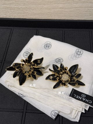 Chanel Black Camellia Flower Brooch – Elegant Luxury Fashion Accessory