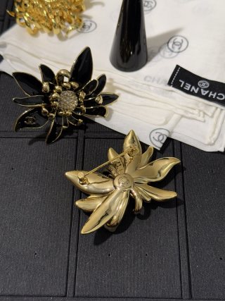 Chanel Black Camellia Flower Brooch – Elegant Luxury Fashion Accessory