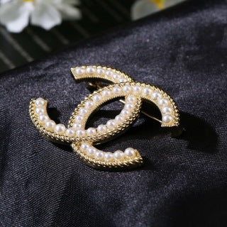 CHANEL Pearl Outline CC Statement Brooch