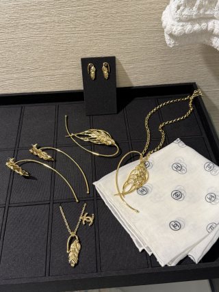 CHANEL Golden Wheat Leaf Tassel Brooch