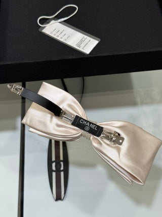 Chanel Romantic Pearl Bow Hair Set