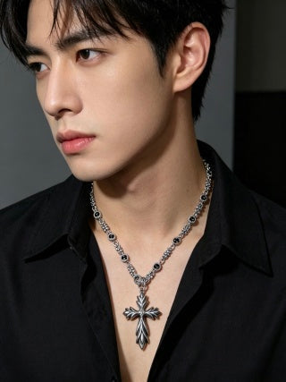 Gucci Interlocking G Leaf Pendant Beaded Chain Necklace