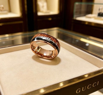 Gucci GG Ribbed Two-Tone Ceramic Band Ring