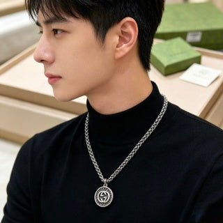 Gucci GG Circle Logo Silver Pendant Chain Necklace