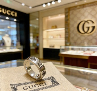 Gucci GG Engraved Vintage Signet Band Ring