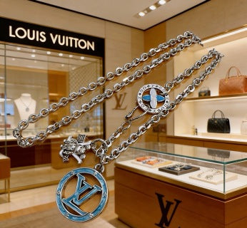Louis Vuitton Ocean Medallion Charm Layered Chain Necklace