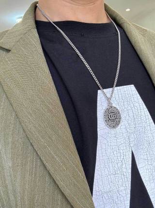 Gucci Oval Interlocking G Medallion Necklace