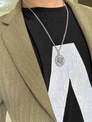 Gucci Oval Interlocking G Medallion Necklace