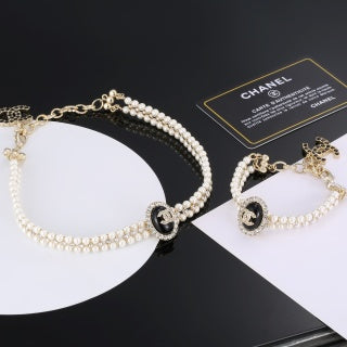 Chanel Elegant Pearl Charm Chain Necklace